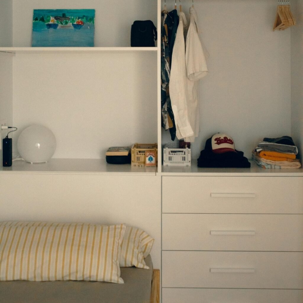 5 Slimme Opbergideeën voor Kleine Woningen die Je Vandaag Nog Kunt Toepassen
